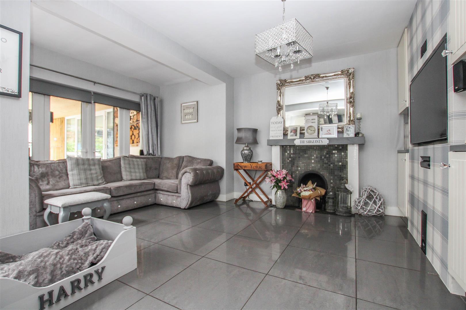 Western Avenue, Brentwood Keith Ashton